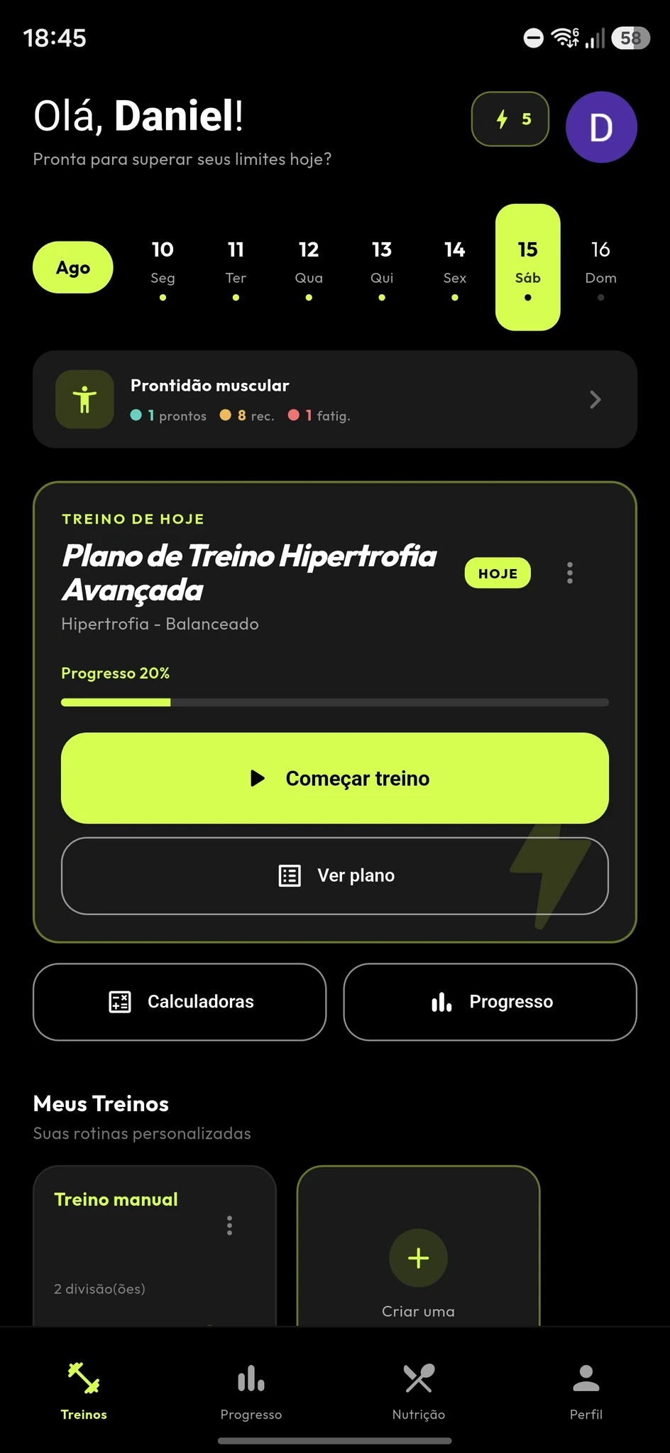 Atleta na academia com o Treino Certo IA aberto no celular — Treino de Hoje